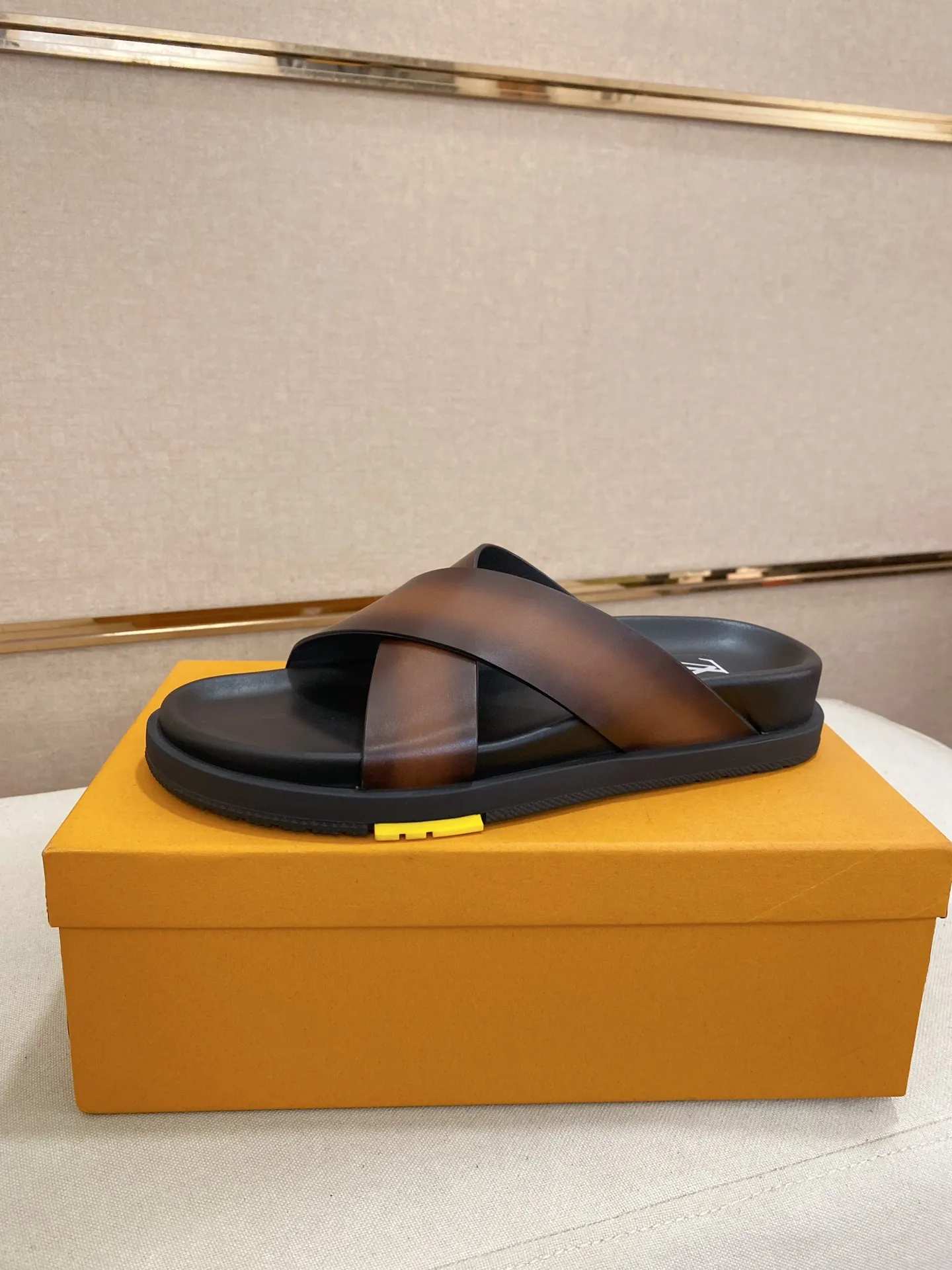 Factory price: 420💰Made by LV🔍Top purchasing agent. Men's spring and summer slippers are available at the same counter. The uppers are made of cowhide imported from Italy. High-quality craftsmanship, soles: original soles specially provided by the original factory, exclusive movable molded soles are super comfortable, original factory follow-up goods, 🔍🔍high quality, can be entered and exited the counter at will, welcome to compare, code number 38-44. Can be customized45